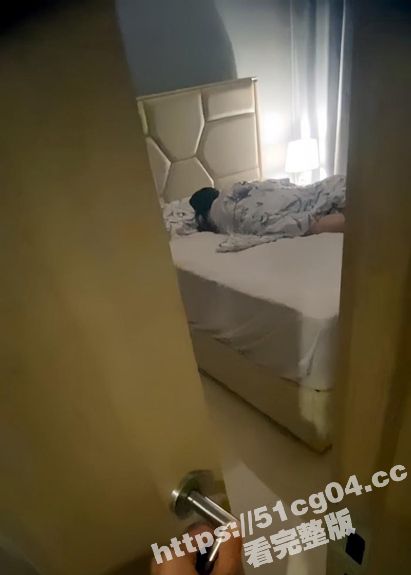 海角母子乱伦 半瓶伏特加灌醉好妈妈 从妈妈漂亮菊花舔到妈妈的阴唇 再插进妈妈的嫩穴 爽死了！