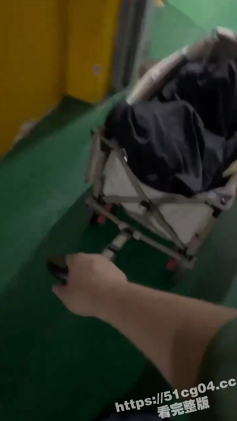 实拍顶级母狗 被主人绑成人型犬 夜晚被主人牵着户外遛狗 母狗身材不错 中国人都玩这么花花了么