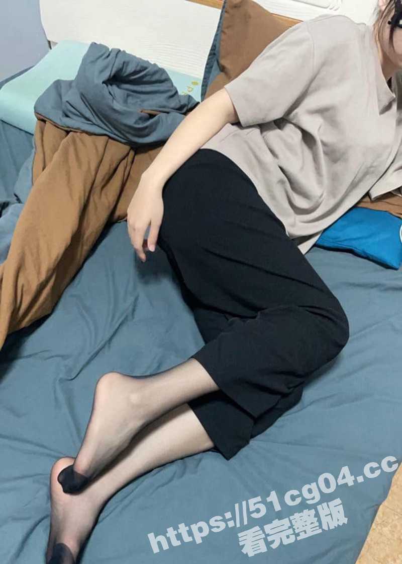 海角乱伦 亲儿子必须要尝试一次黑丝大奶老妈的库里丝 妈妈的骚逼 张叔能操 儿子当然也必须可以操！
