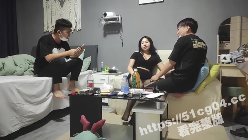 一夜情约炮漂亮援交美女 大奶黑丝小姐姐不怕单男观战 还吐槽小哥不够猛 上来猛怼几下就射了！
