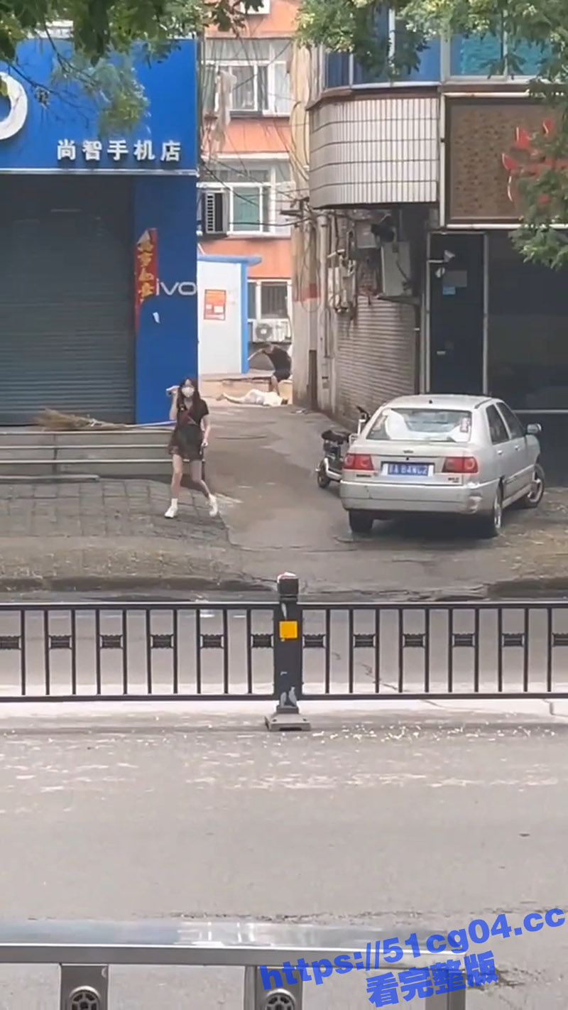 山西吕梁一男子 抡起砖头暴揍一女子 长腿少女发现后果断报警 这是多大仇啊打成这样