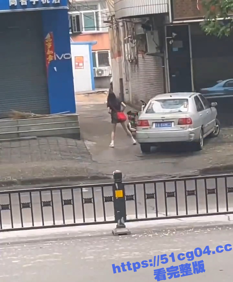 山西吕梁一男子 抡起相关图片