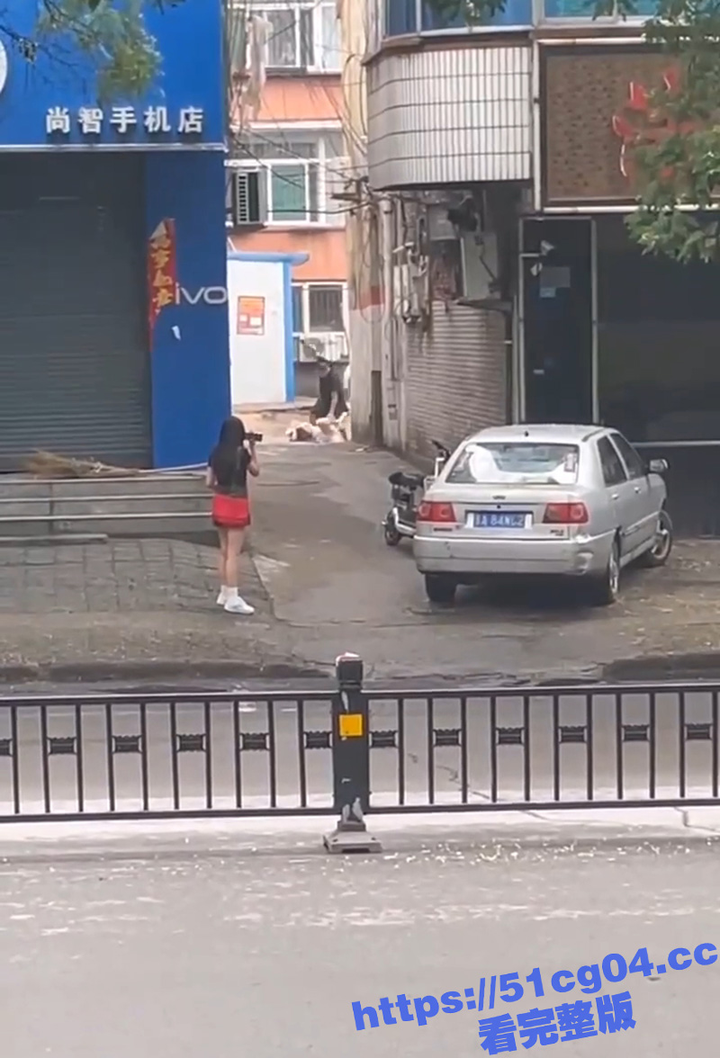 山西吕梁一男子 抡起相关图片