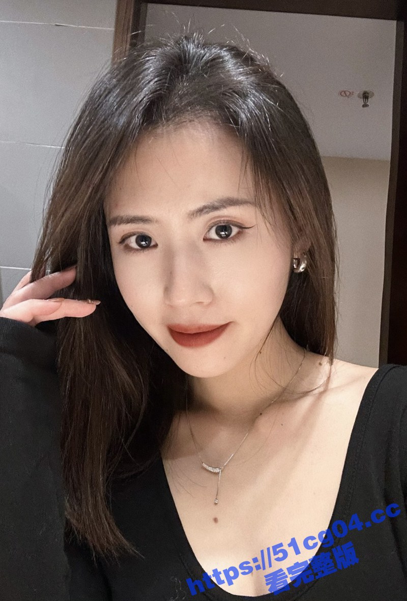 叔嫂乱伦 哥哥在客厅看电视 厕所里把黑丝美腿嫂子按在马桶上后入爆操 看着就很刺激啊