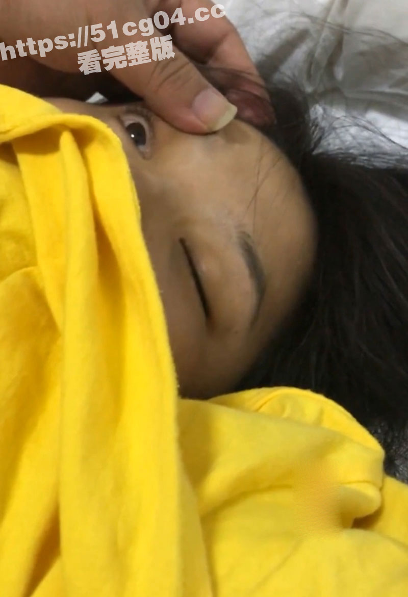 吾家有侄初成长！猥琐肥猪哥下药迷翻亲侄女 疯狂玩弄她的粉嫩美鲍 然后再将大屌强插内射！