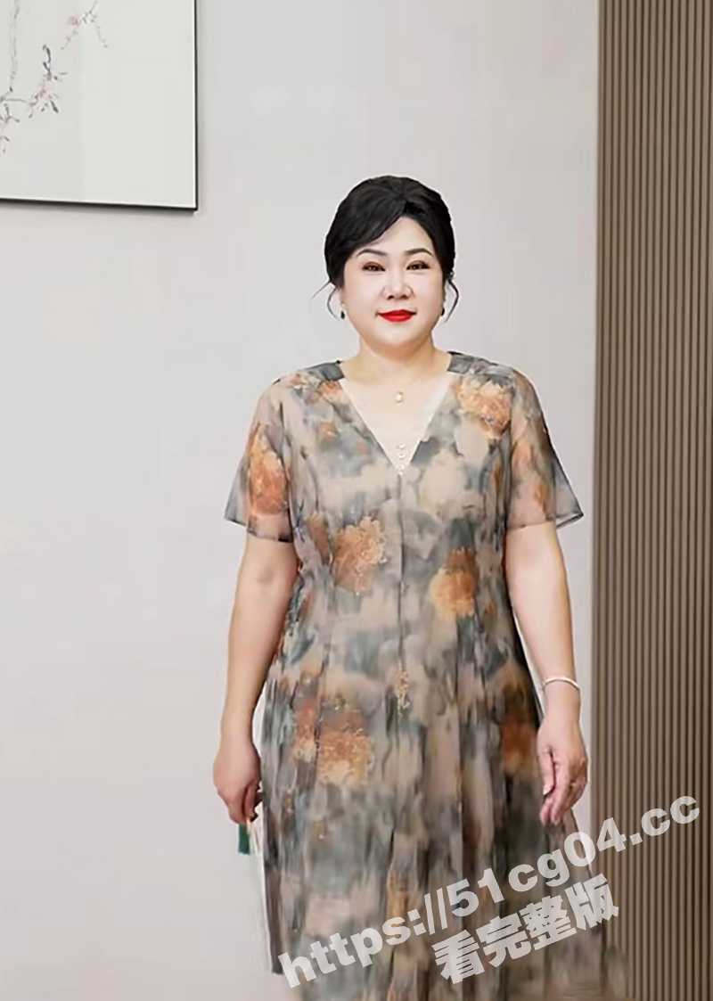 海角母子乱伦 监控里看到肥臀妈妈床上露逼自慰 突然出击如愿挺进妈妈温暖湿热的小穴！