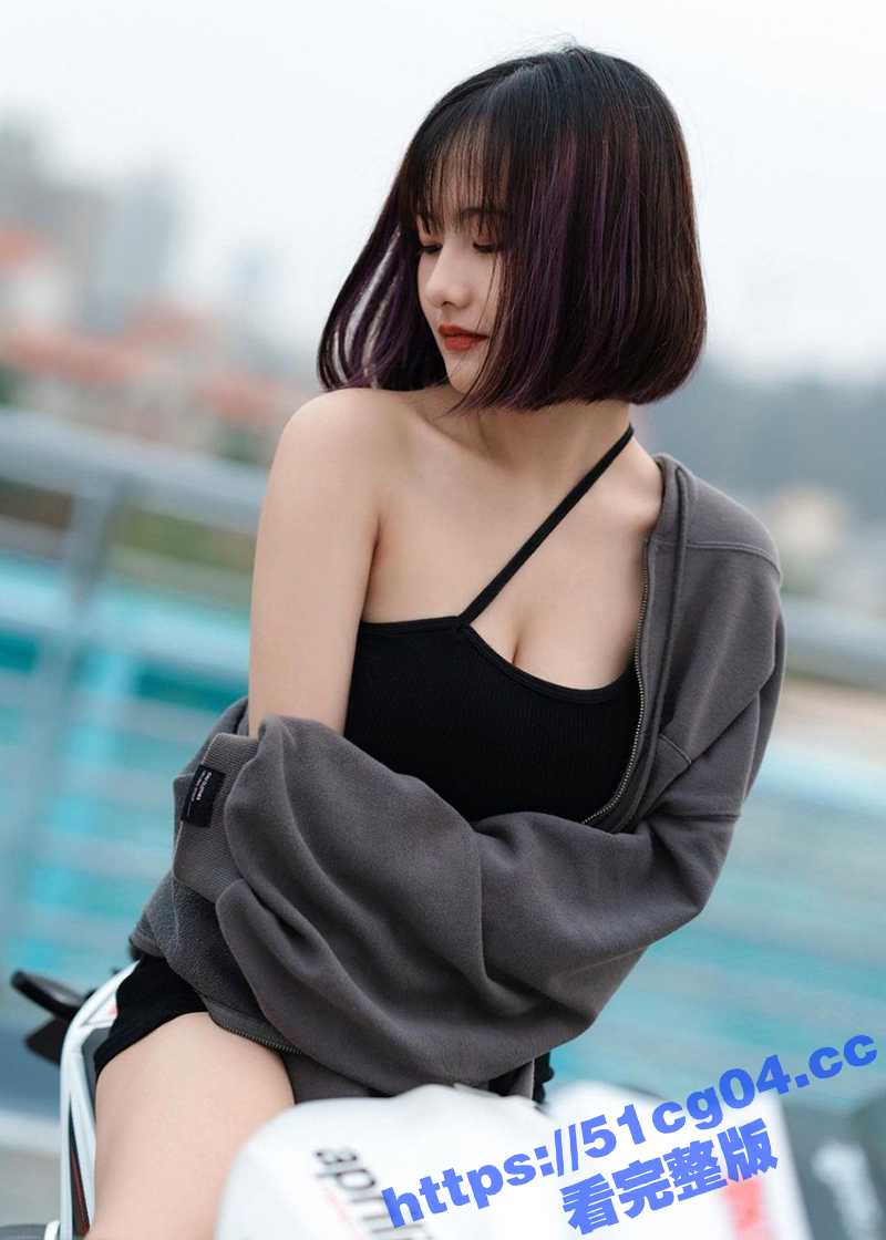 超骚的大奶短发美女与相关图片