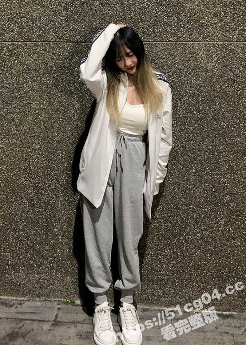 超骚的大奶短发美女与相关图片