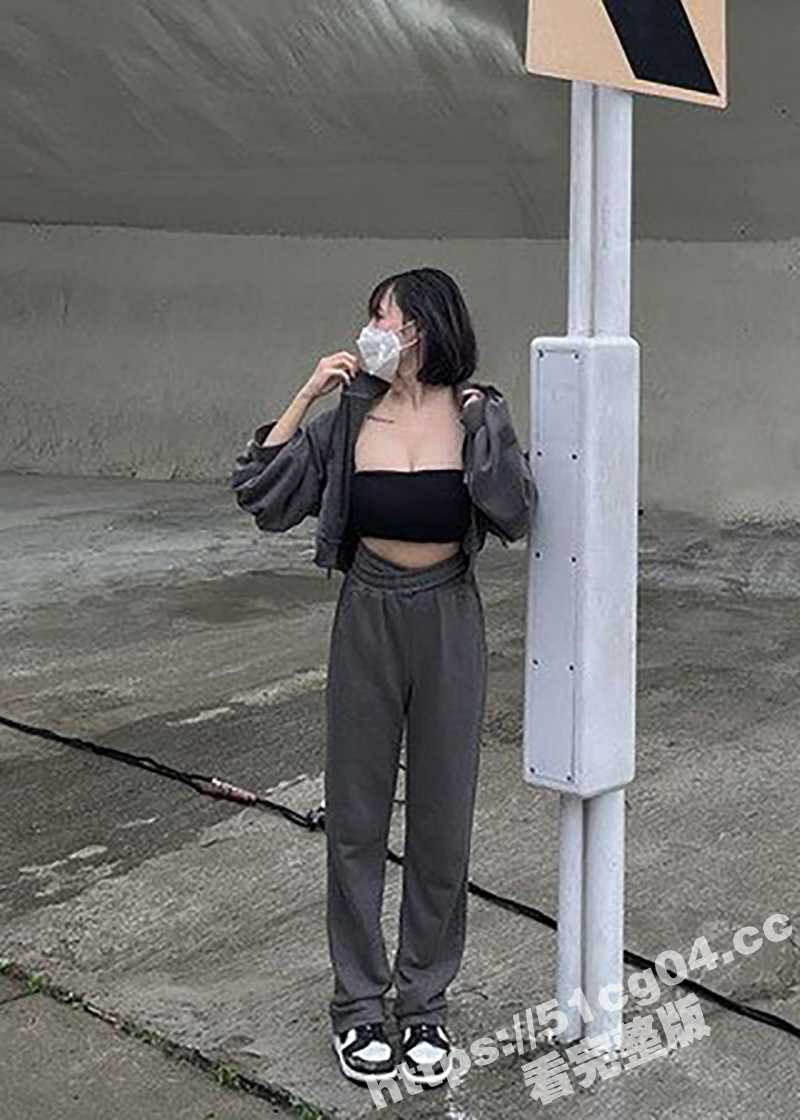 超骚的大奶短发美女与相关图片