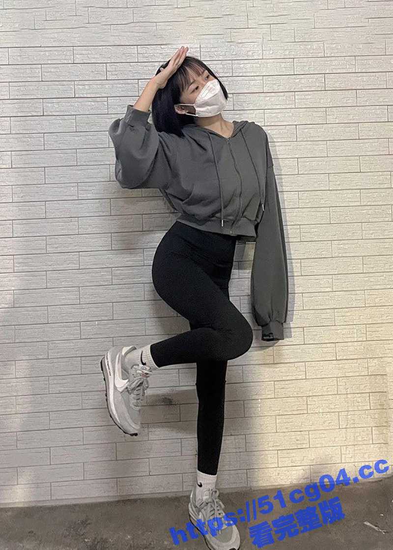 超骚的大奶短发美女与相关图片