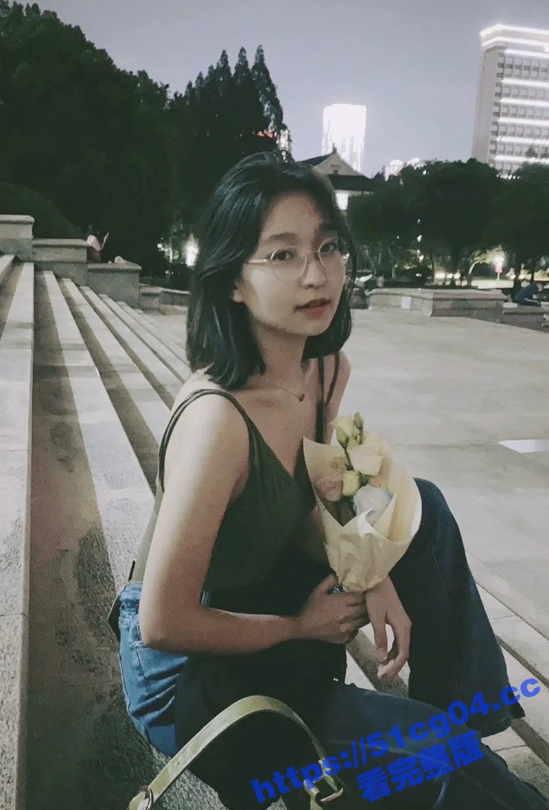 微胖大奶学姐被小狼狗相关图片