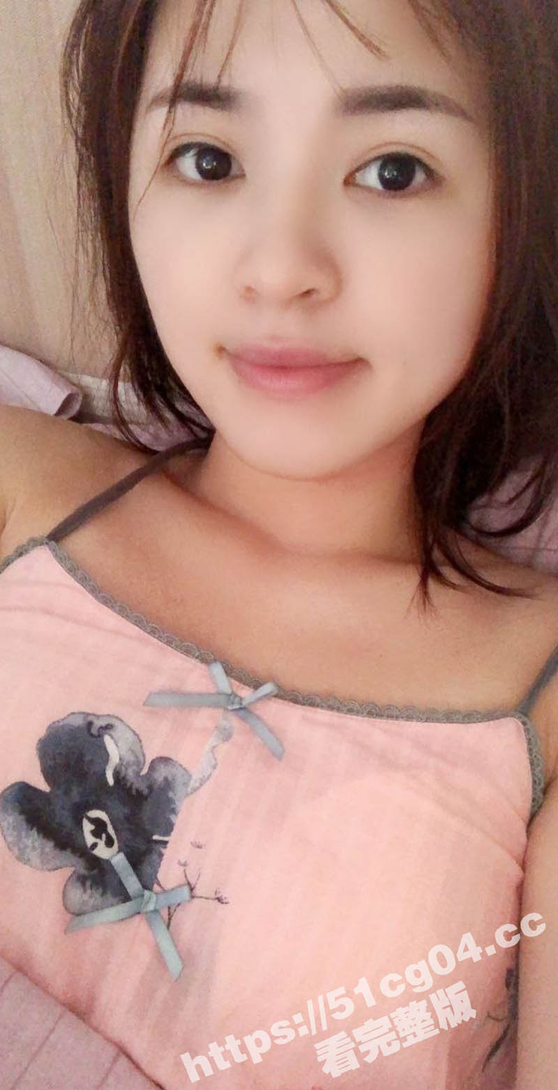 在武汉美容院上班的烧包 林亦可 表面正经 私下淫荡 下班回家就喜欢自拍裸体搔首弄姿 渴望着男人来操她