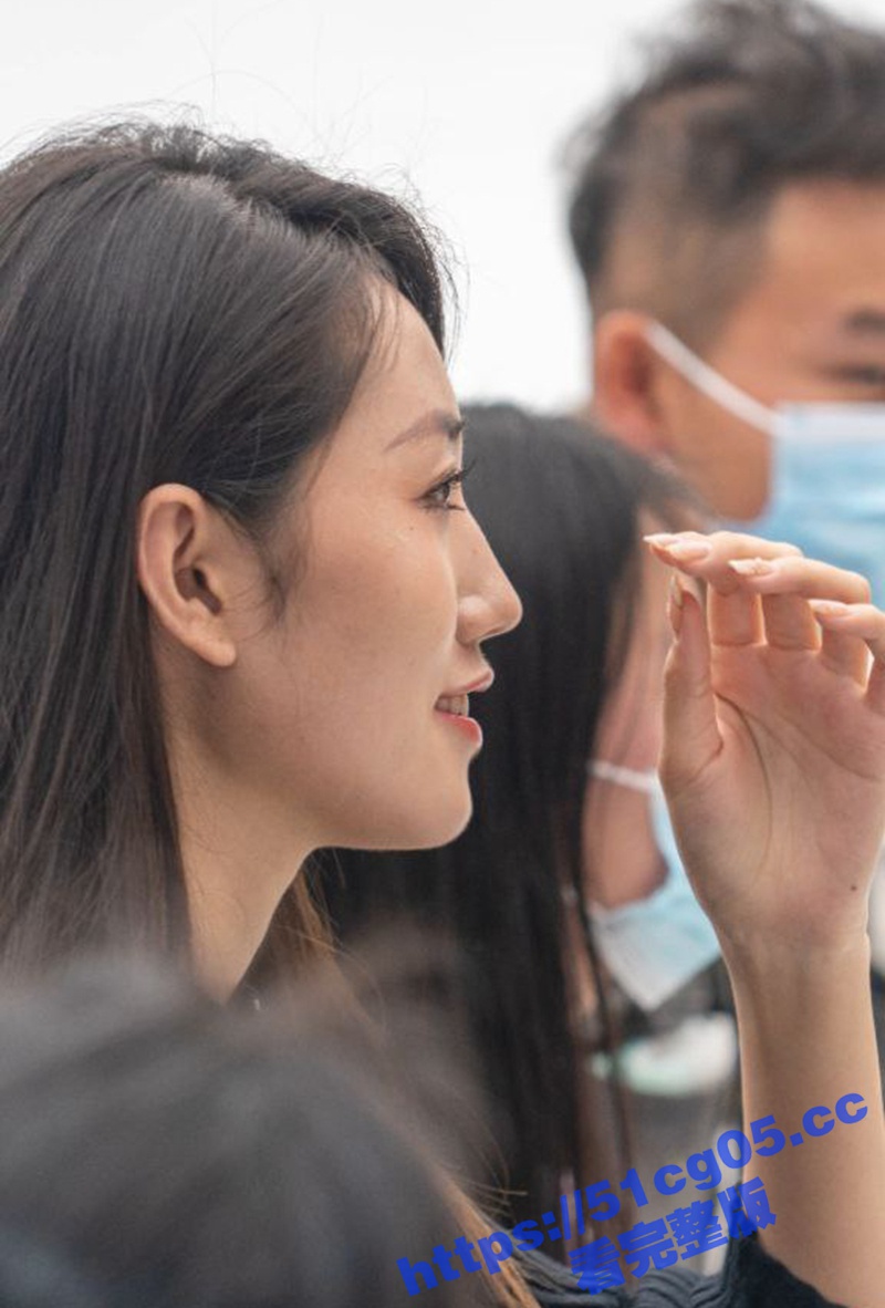 牛人在车展偷拍抄底高颜值美女主持人 性感包臀小皮裙 超靓修长大白腿 感觉她身上香香的