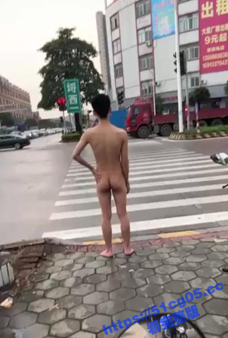 今年的夏天不是一般的热！裸男裸女露出裸奔合集 叉着腰光着个大腚等红绿灯 太自信了哥！
