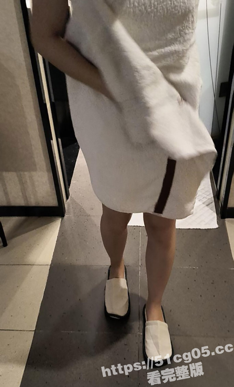 约炮儿子的性感老师 相关图片