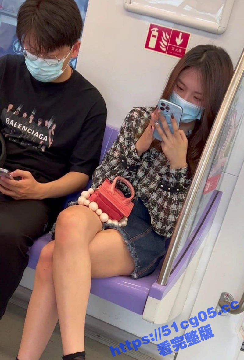 地铁抄底牛仔短裙美女学生 跟男友在地铁吵架 当着男友面偷拍好刺激 还是学生妹比较干净