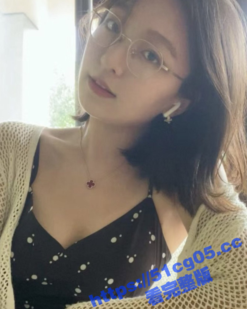 上饶师范学院反差学姐 苏若琳 和卷毛眼镜男友激情打炮 被按在墙上后入狂操得哇哇大叫 叫得可带劲了