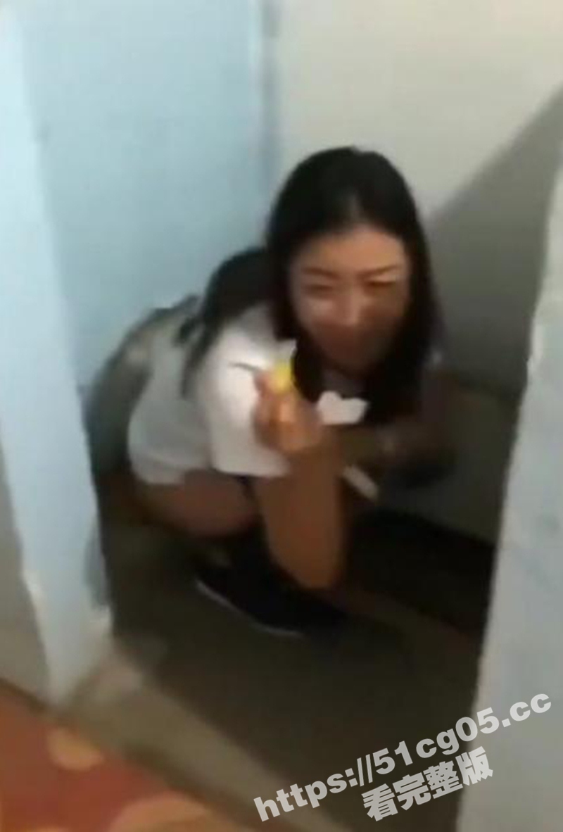 今天带大家看看女厕所 中年人妻少妇组团上厕所被光明正大直接拍 厕所内发出阵阵尖叫