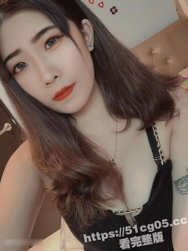 白嫩熟女少妇 老公不在居家自拍 展示无毛馒头穴 高颜值大奶的性感骚妇 寂寞难耐网上到处约炮