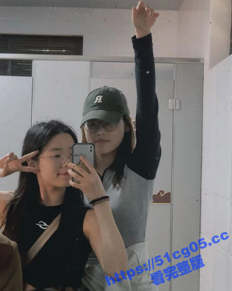 颜值反差婊 石佳琦 表面清纯实际上性瘾很大 喜欢女上位榨精 嫩穴每天不知道收集多少男人的精液呢