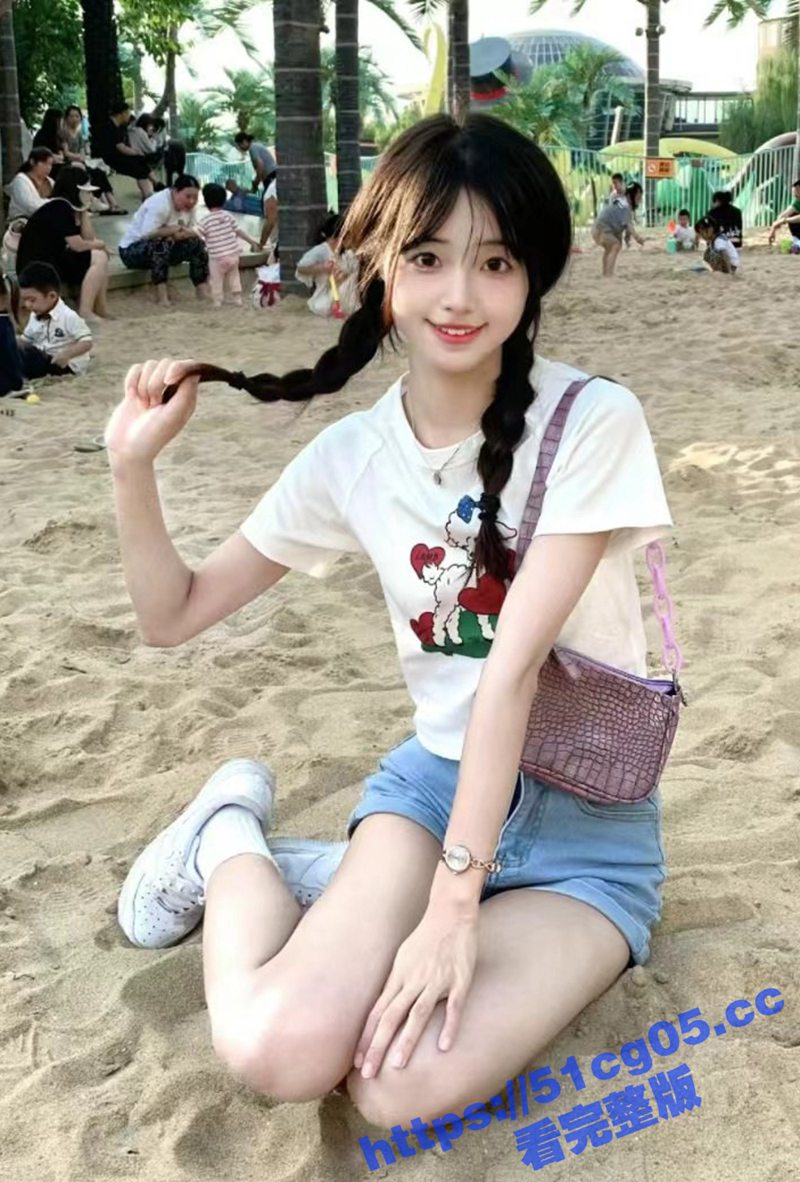 兄妹乱伦！准大一新生妹妹初长成 阳台打电话被我按在地板上爆肏 无套抽插白皙蜜臀粉嫩美鲍！
