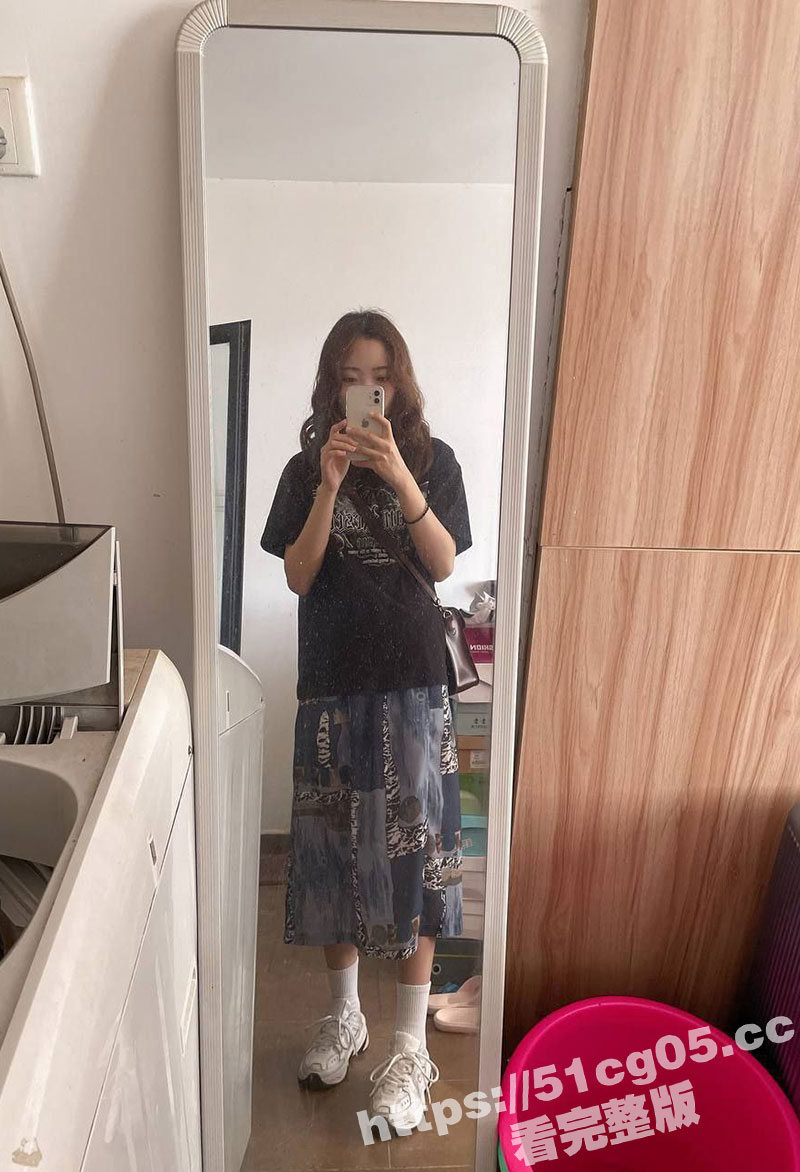 广州反差人妻护士 老公常年出差外地 自己的性欲又比较强 每天都在幻想找个屌大能力强的满足自己的骚穴！