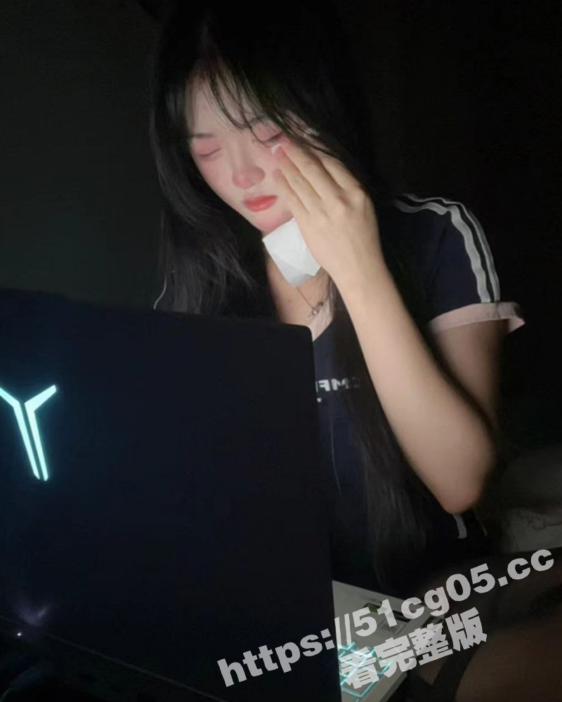 土豪约炮调教极品嫩妹 让她翘着蜜桃臀用肛塞插屁眼开发 金手指疯狂扣逼 大屁股也被打到红肿