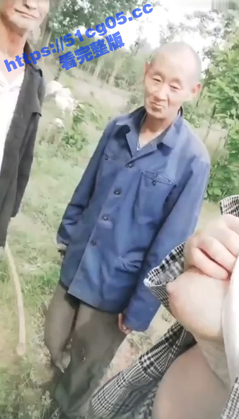 巨乳少妇勾引三个白发老头在树林里打野战玩4P 女上位边操边口交 轮着给三个老头操到射精 玩得好花呀