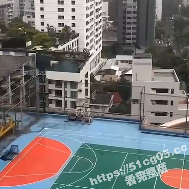卧槽 这俩年轻人！台湾某住宅楼的楼顶泳池里 一对男女在激情后入啪啪 男主的鸡巴看起来很是硕大
