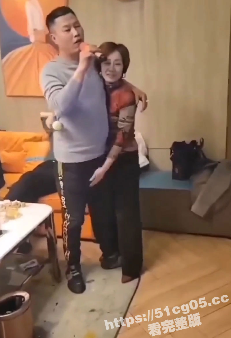 吾辈楷模 阿姨我不想努力了！年轻小伙为了能跨越阶级 被阿姨抱着就是一顿爱的抚摸！