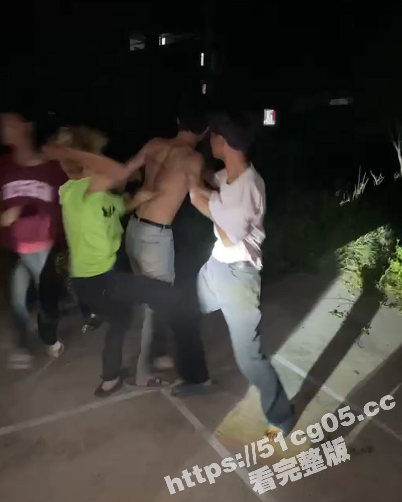 广西南宁精神小伙打架斗殴 赤裸男以一敌多把一帮人打得屁滚尿流 其中一个被打得头破血流