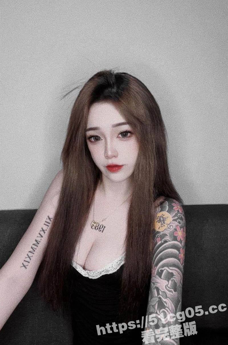 酒吧真是个好地方啊 总有那些不自量力的醉酒女孩 酒吧捡尸性感纹身妹 带到酒店无套爆操