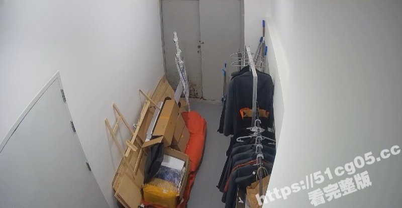 成都银泰城惊现喷射战士！一男子跑到工具间释放 随地大小便提上裤子就走！