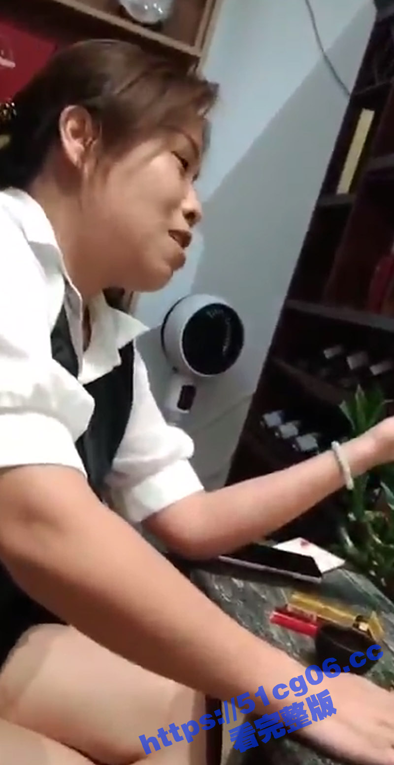 没有耕坏的田 只有累死的牛！大姐跟光头大爷聊天 直言自己性瘾很大 如果一晚上能操她八次 她就养他