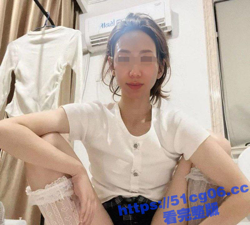西安航天九院少妇刘晶 年近40的性感骚妇 在老公出差期间 哄孩子睡着后 把炮友同事带回家 看着婚纱照啪啪