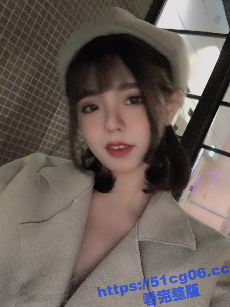 身材微胖的极品反差学生妹 美术系的巨乳骚逼 在房间和浴室给炮友展示身材 这奶子还真是酥软啊