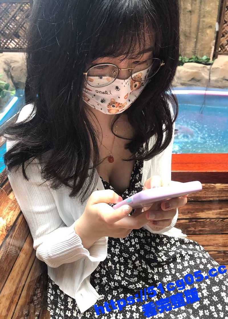 极品馒头嫩逼 反差妹 酒店里穿上情趣女仆装 被男友 栓上狗链子滴蜡、射尿、啪啪、调教成母狗！