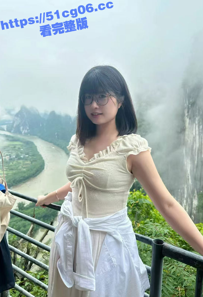 海角兄妹乱伦之禽兽亲哥直接狠狠内射亲妹妹！无毛嫩穴遭受肉棒抽插至通红！