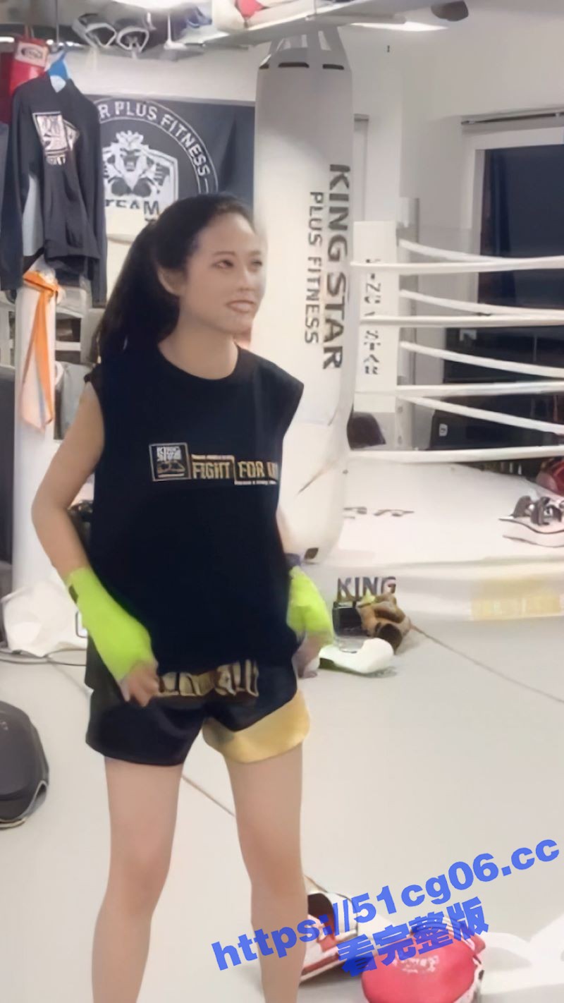 一高颜值大长腿学员在练拳过程中以迅雷不及掩耳之势 撩起上衣影响教练教拳节奏