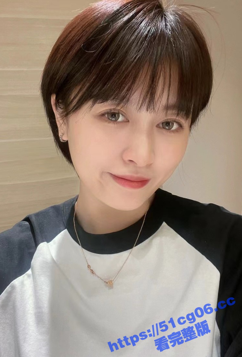 和女主管约炮开房 平时上班还挺正经 没想到开房的时候还穿了黑丝 撕烂她的黑丝就是操