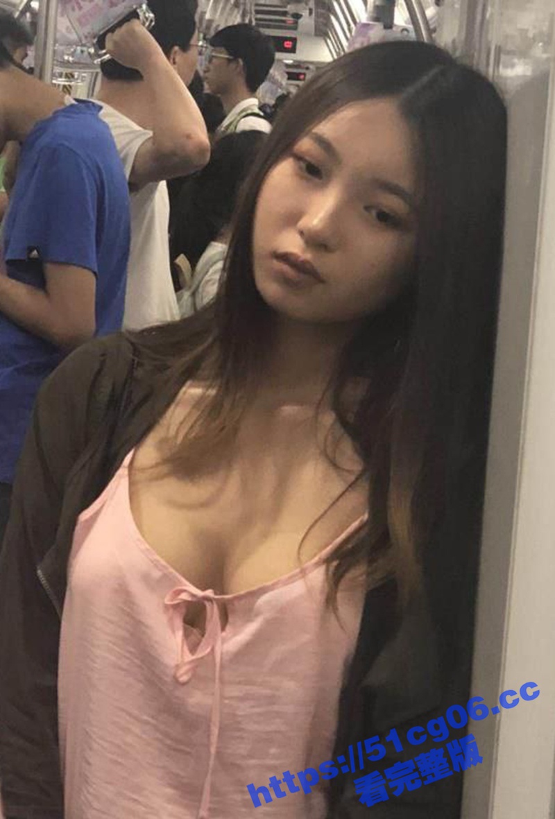 地铁偷拍郁郁寡欢的清纯小姐姐 白嫩的奶子非常翘挺 露出奶晕 奶头都快漏出来了 看起来手感巨好