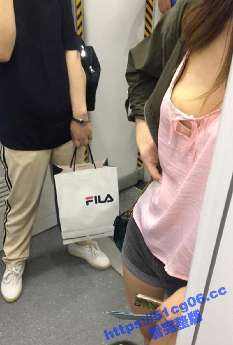 地铁偷拍郁郁寡欢的清相关图片