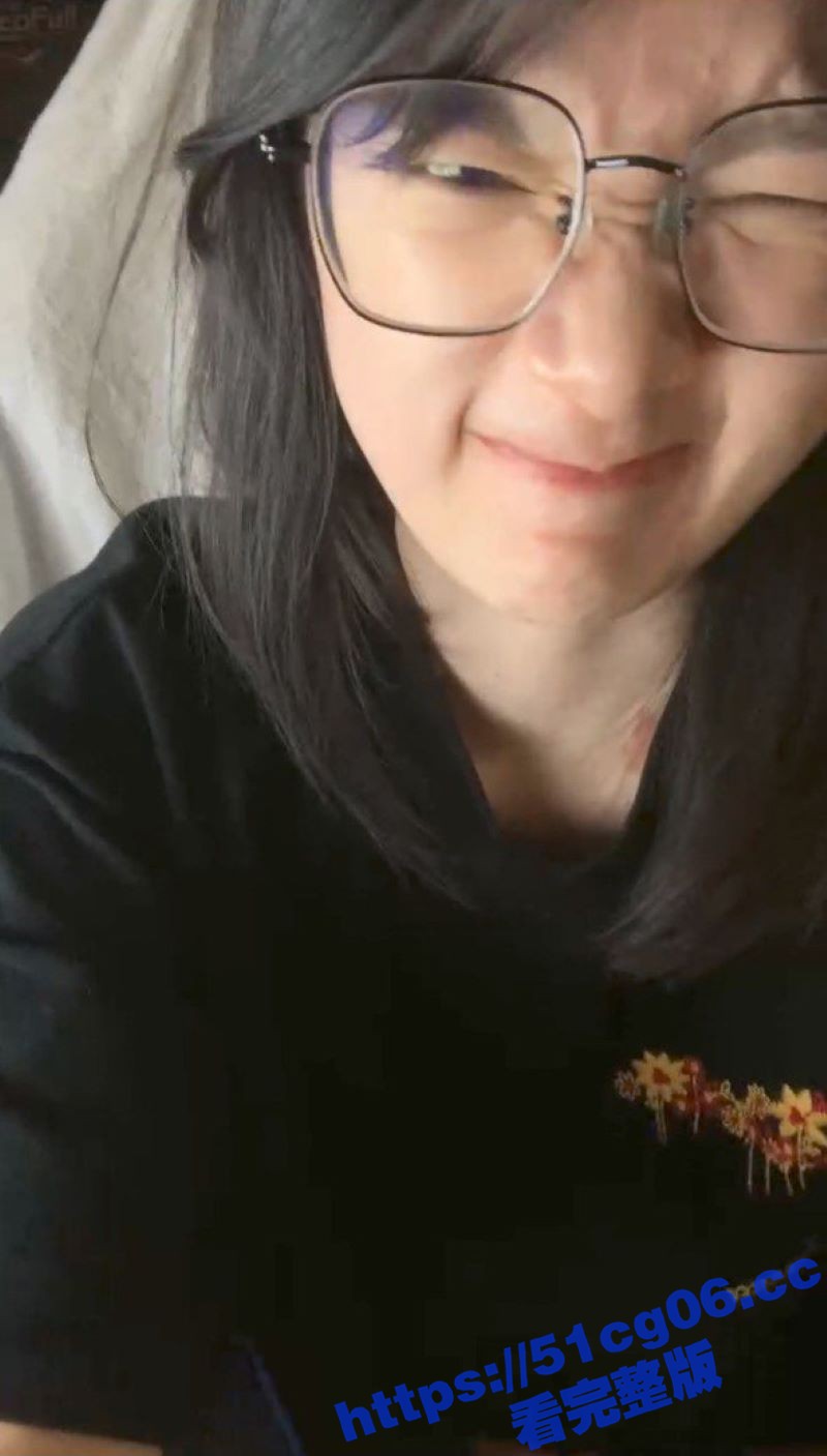超嫩的高颜值高中母狗 一副乖乖女的样子 没想到做出喝酸奶自拍摸奶扣逼自慰的反差事情