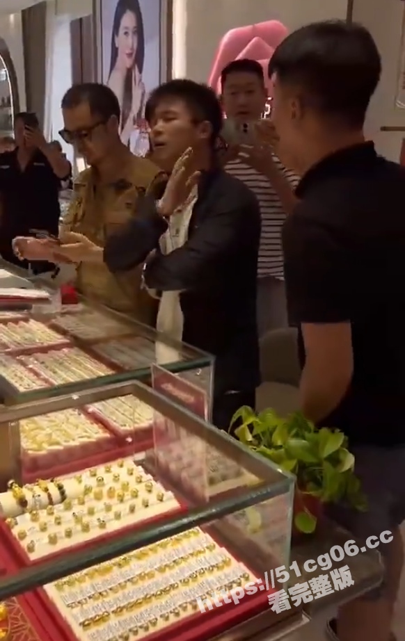混混选择打假赛道！网红铁头团队金店打假 结果把自己打进派出所！