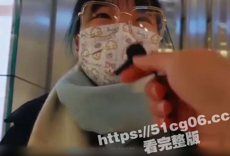 街头采访！天上飞机飞相关图片