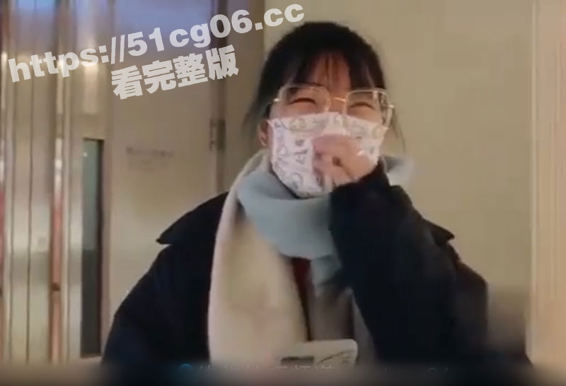 街头采访！天上飞机飞相关图片