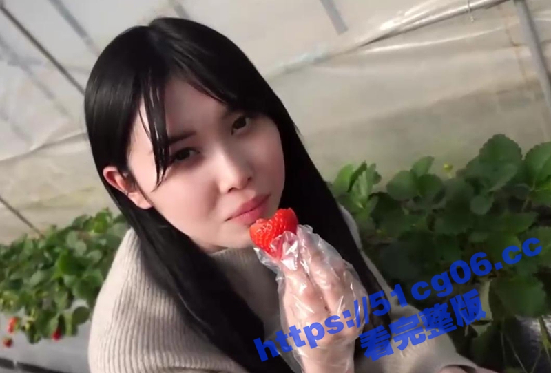 周末带高挑美女同事摘相关图片