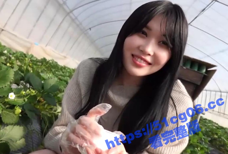 周末带高挑美女同事摘相关图片