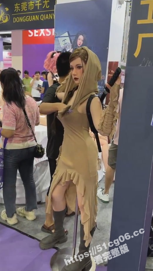 哥们是真饿了！成人展对着实体娃娃的奶子就是一顿摸 不是老婆娶不起这个更有性价比