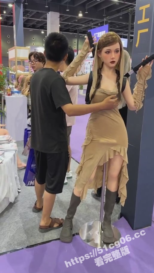 哥们是真饿了！成人展相关图片